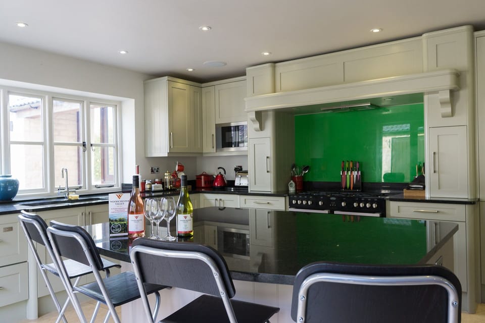 House, 2 Bedrooms | Private kitchen | Full-size fridge, microwave, oven, stovetop