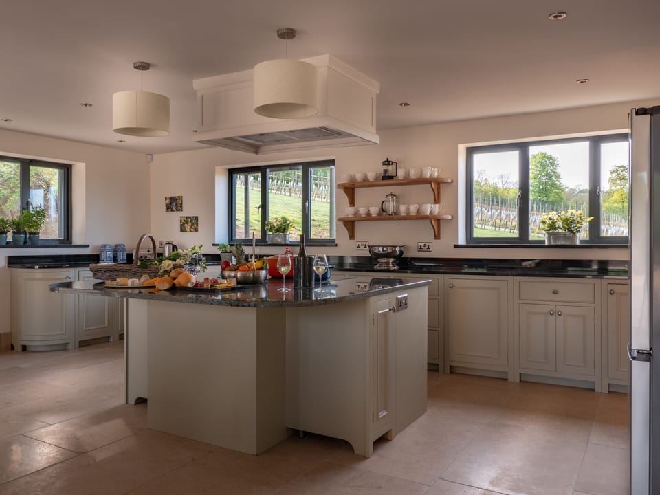 House, 6 Bedrooms | Private kitchen | Full-size fridge, microwave, oven, stovetop