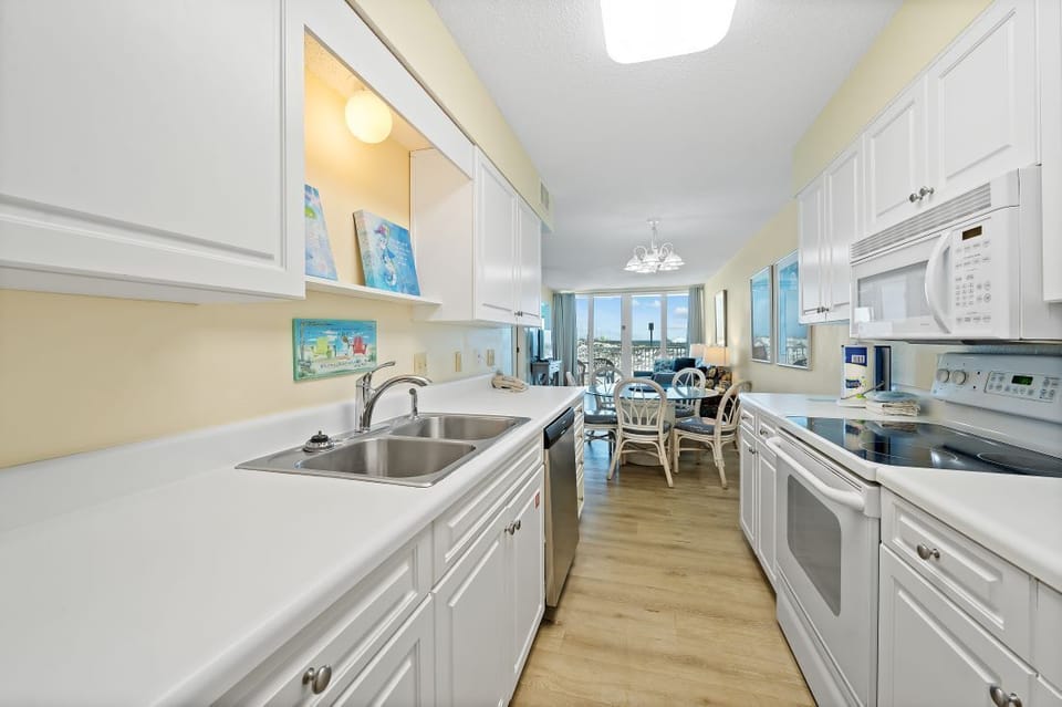 9 Island Shores 150 Kitchen