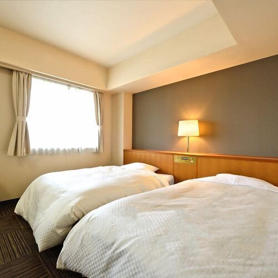 Cribs/infant beds, rollaway beds, alarm clocks