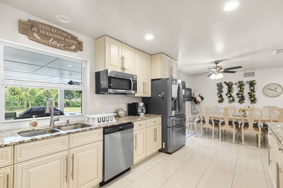 Fully equipped gourmet kitchen