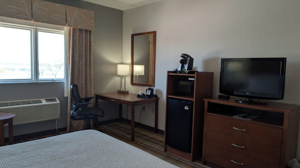 In-room safe, desk, laptop workspace, iron/ironing board