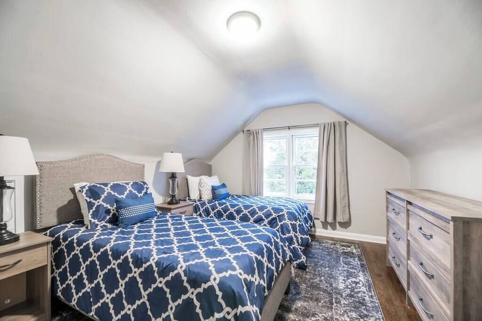 Tuck
the kids into
their own
upstairs room
with two twin
beds, matching
quilts, and plenty of
natural light.

