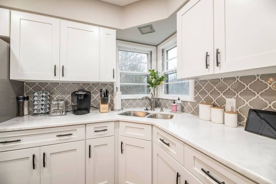 Wash
up with a view
— the kitchen
sink looks out
over the
backyard,
turning even
dish duty into a
nice moment.
