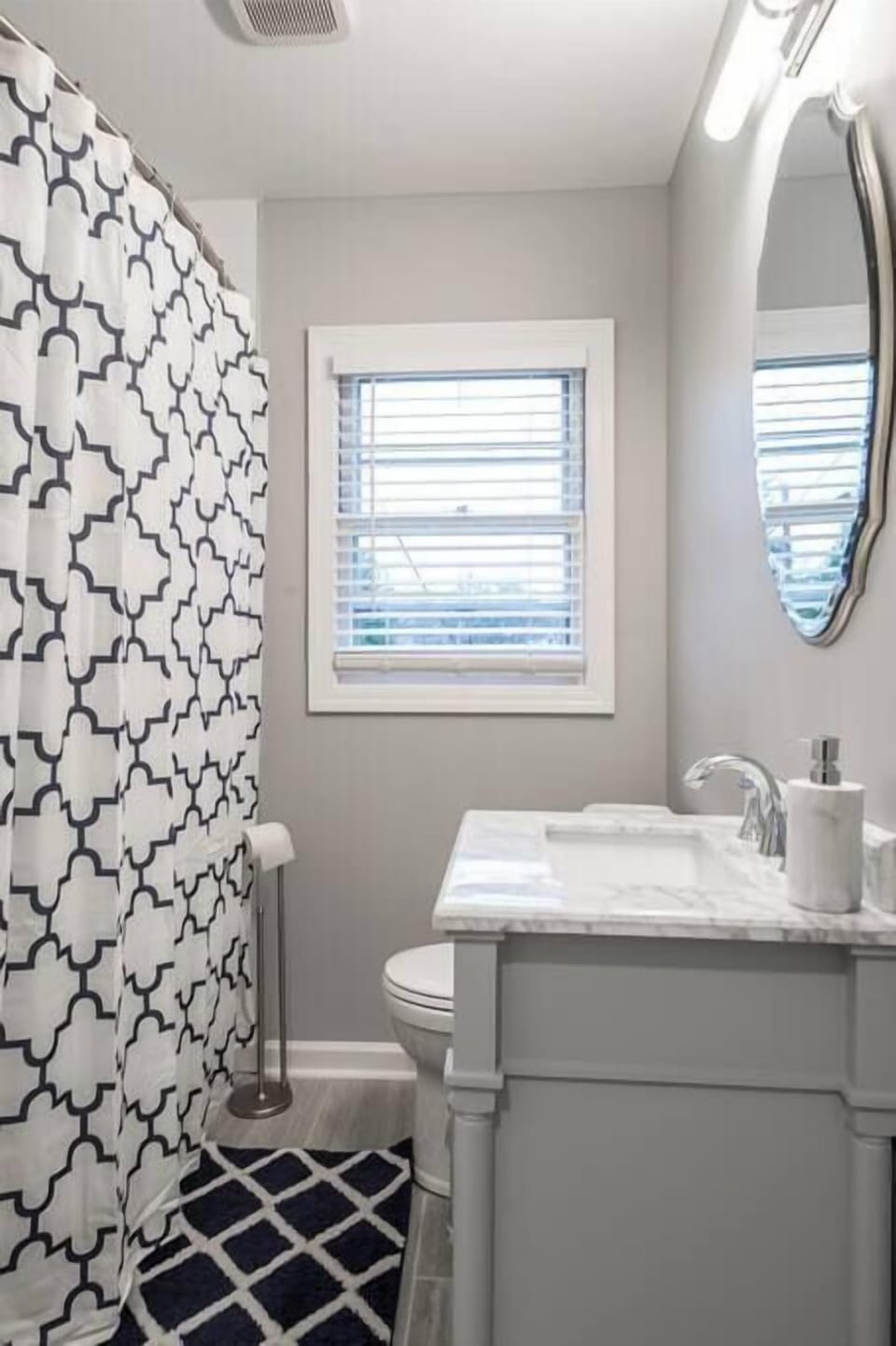 Get
ready for the
day in this
second main-level bathroom,
featuring a
marble-top
vanity and
updated
fixtures.
