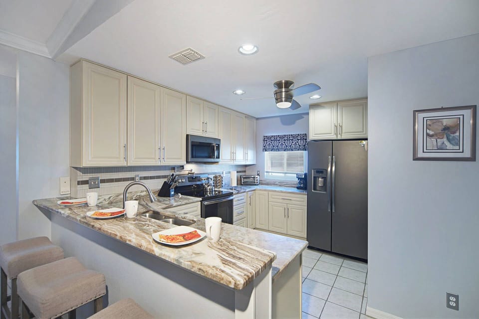 A fully-equipped kitchen with additional seating for 3 at the breakfast bar