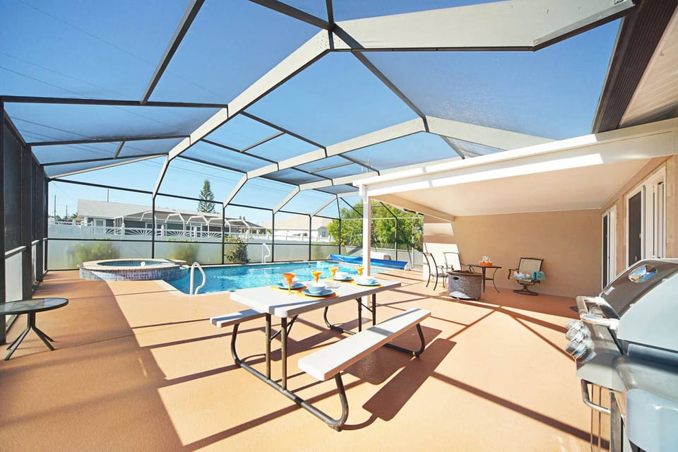 Enjoy your meals under the Florida sun with the outside dining area