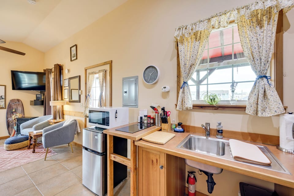 Kitchenette | Mini Fridge | Microwave | Drip Coffee Maker