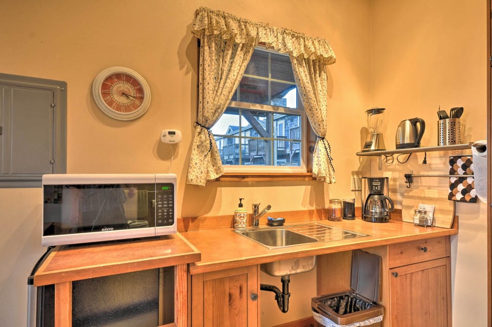 Kitchenette | Mini Fridge | Microwave | Drip Coffee Maker