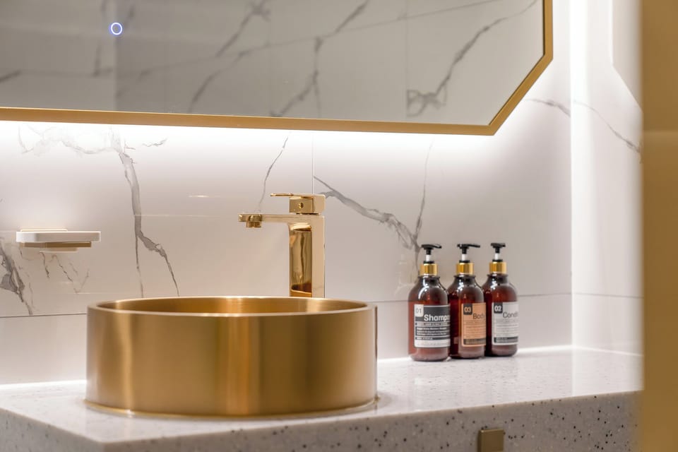 Superior Twin Room, Non Smoking, Housekeeping | Bathroom | Shower, free toiletries, hair dryer, bathrobes