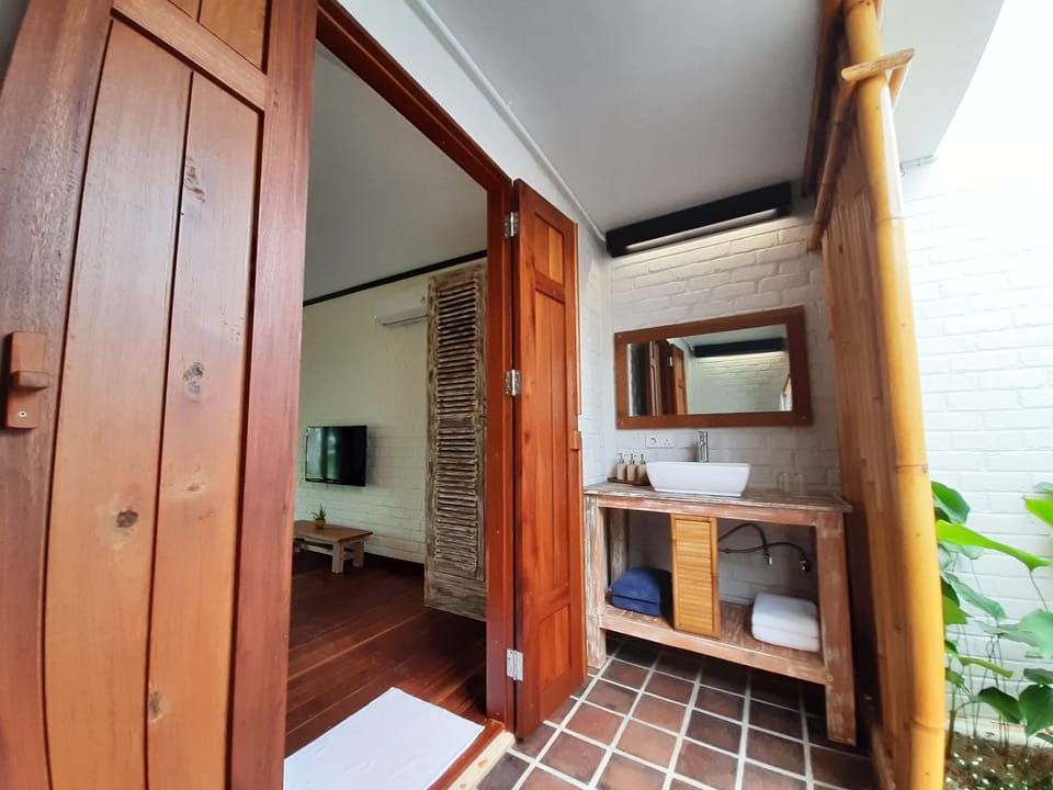 Deluxe Double Room | Bathroom | Shower, bidet, towels, soap