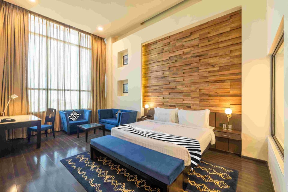Junior Suite | Minibar, in-room safe, desk, laptop workspace