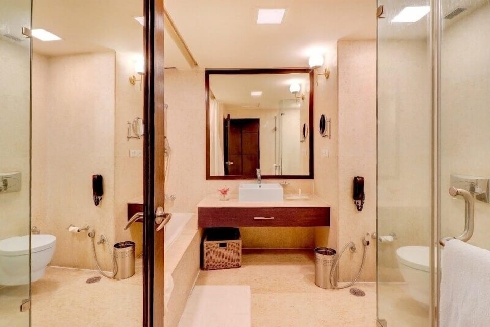 Standard Double or Twin Room | Bathroom | Free toiletries, hair dryer, bathrobes, slippers