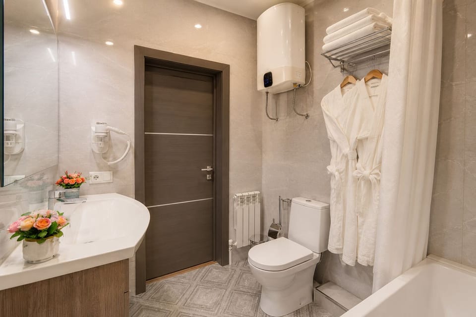 Superior Twin Room | Bathroom | Rainfall showerhead, hair dryer, slippers, towels
