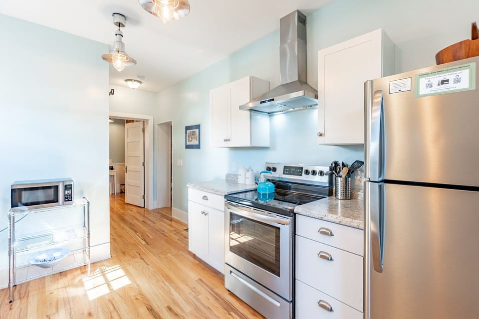 •Electric Range/Oven
•Full Size Refrigerator