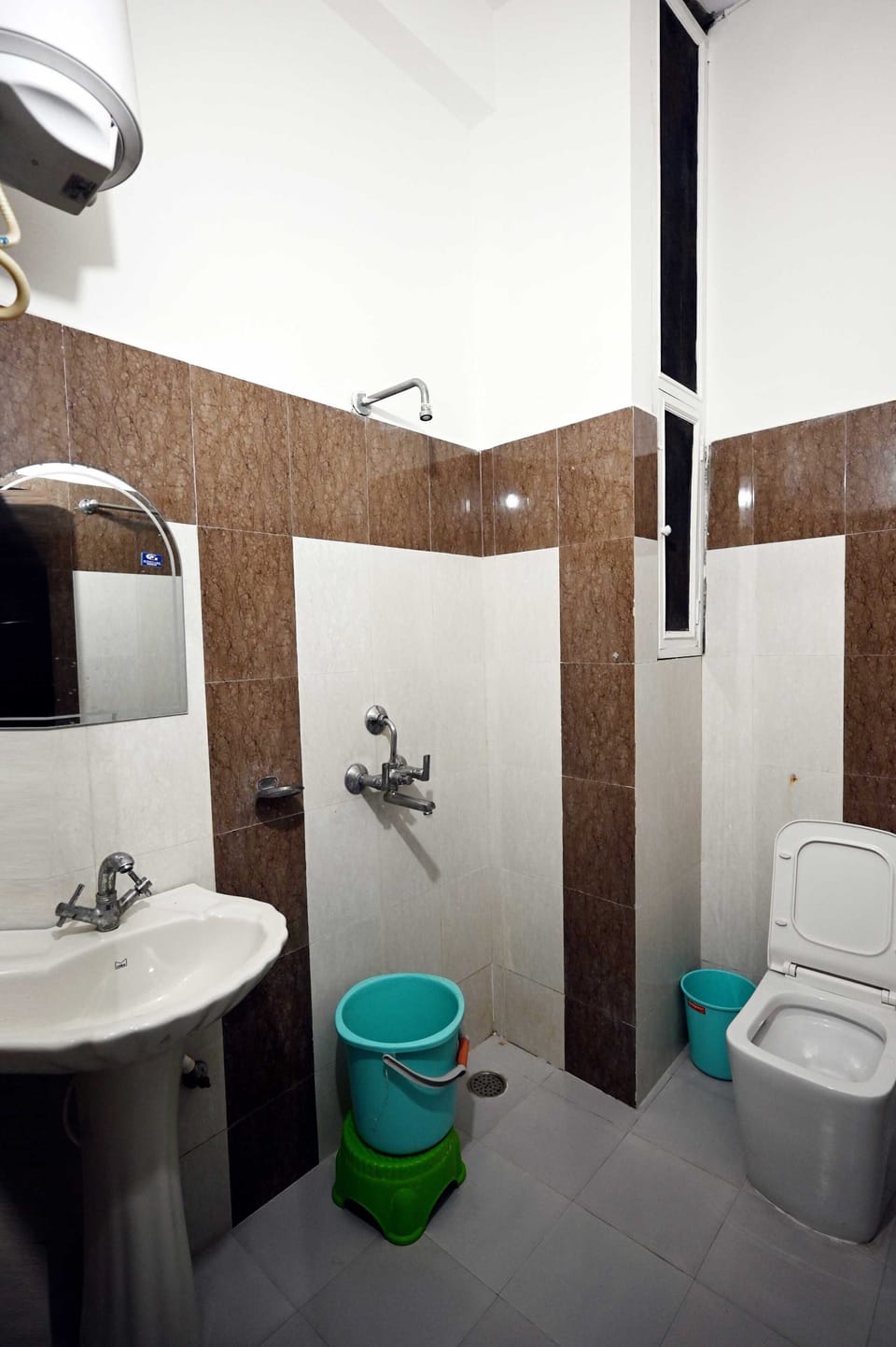 Double Room | Bathroom | Shower, hydromassage showerhead, towels, soap