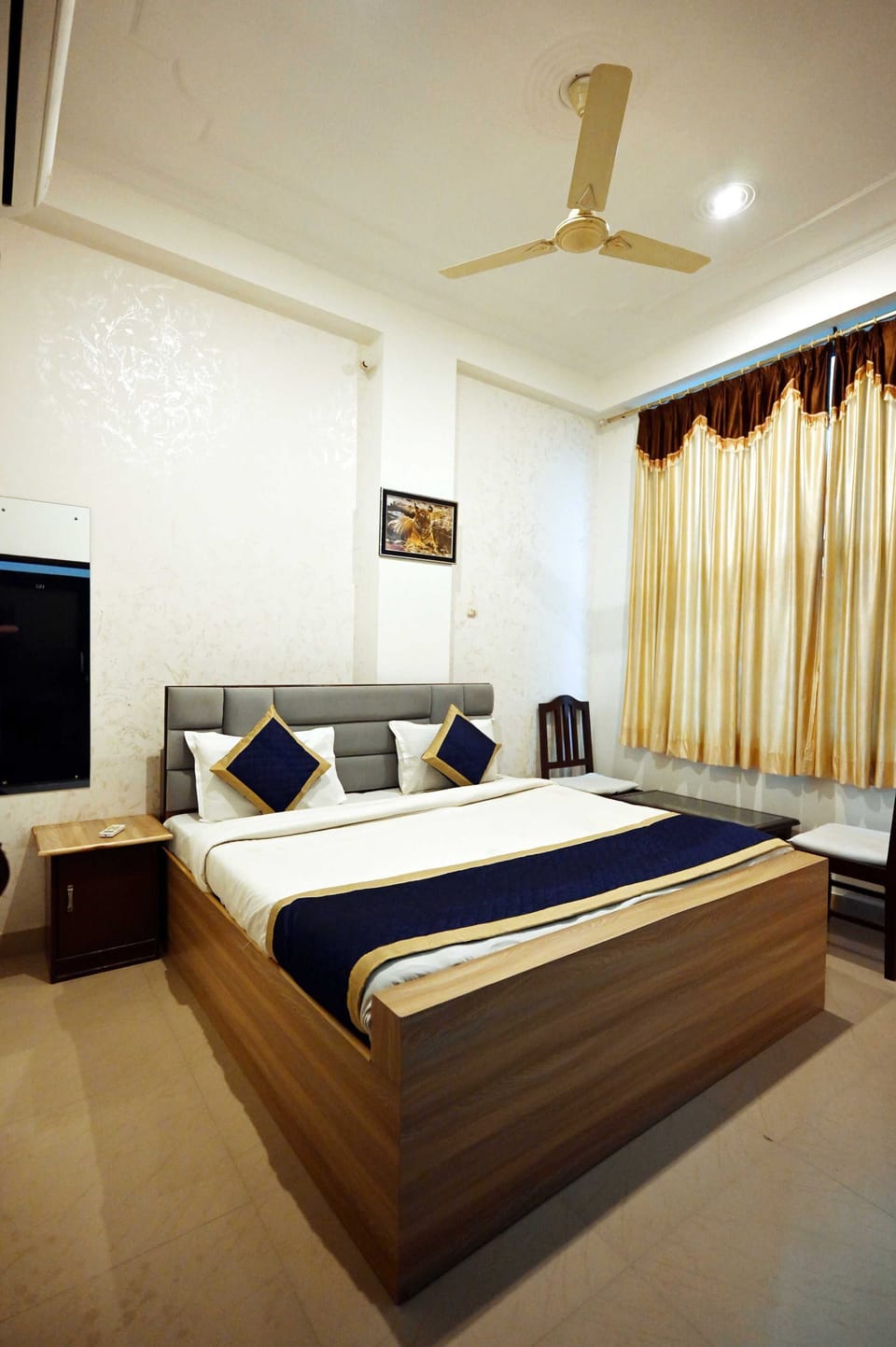 Double Room | WiFi (free), individually furnished, bed sheets