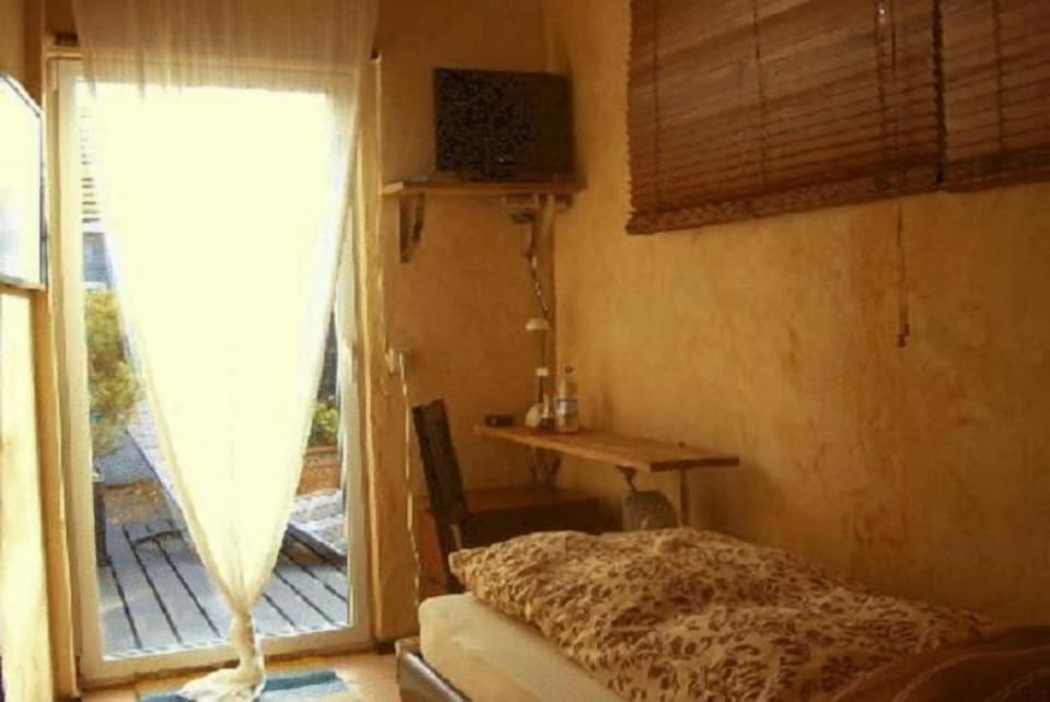 Desk, WiFi (free), individually furnished, bed sheets