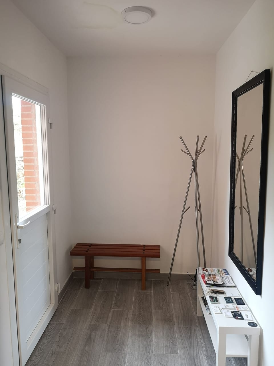 Private entrance with hallway