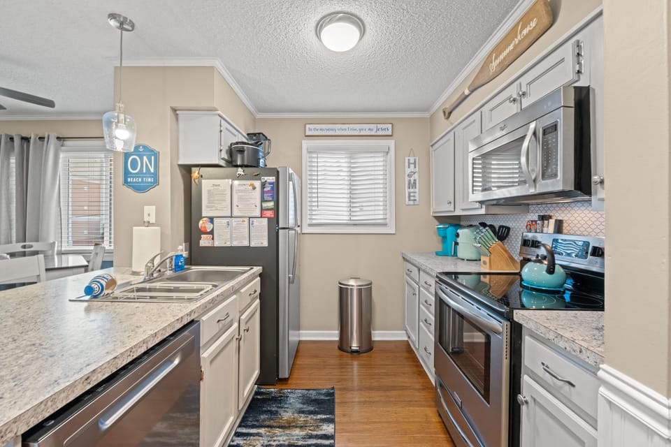 All modern appliances to make meal preparation a breeze.