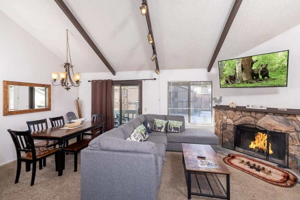 High Ceilings. Huge LCD Smart TV. Log burning cozy fireplace. Dining for 6.