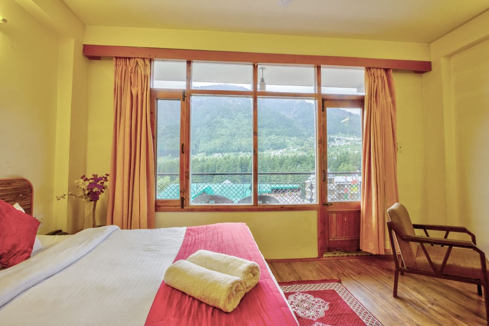 Executive Room | Minibar, in-room safe, desk, soundproofing