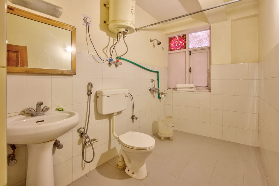 Club Room | Bathroom | Combined shower/tub, towels