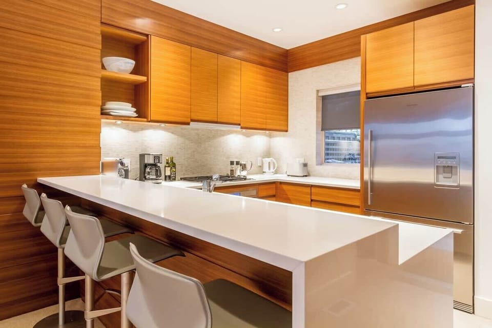 Fully Equipped Kitchen & breakfast bar