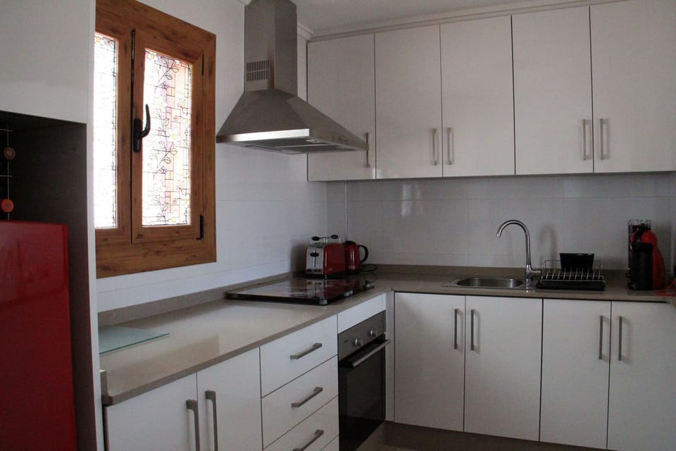 Fully fitted kitchen