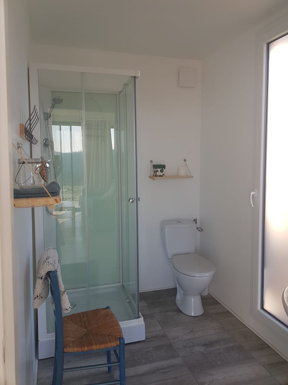 Cottage La Green 2 | Bathroom | Shower, hair dryer, soap, toilet paper