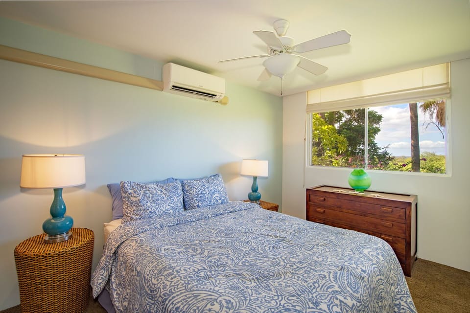 Keep cool in the Master Bedroom with Split A/C and ceiling fan