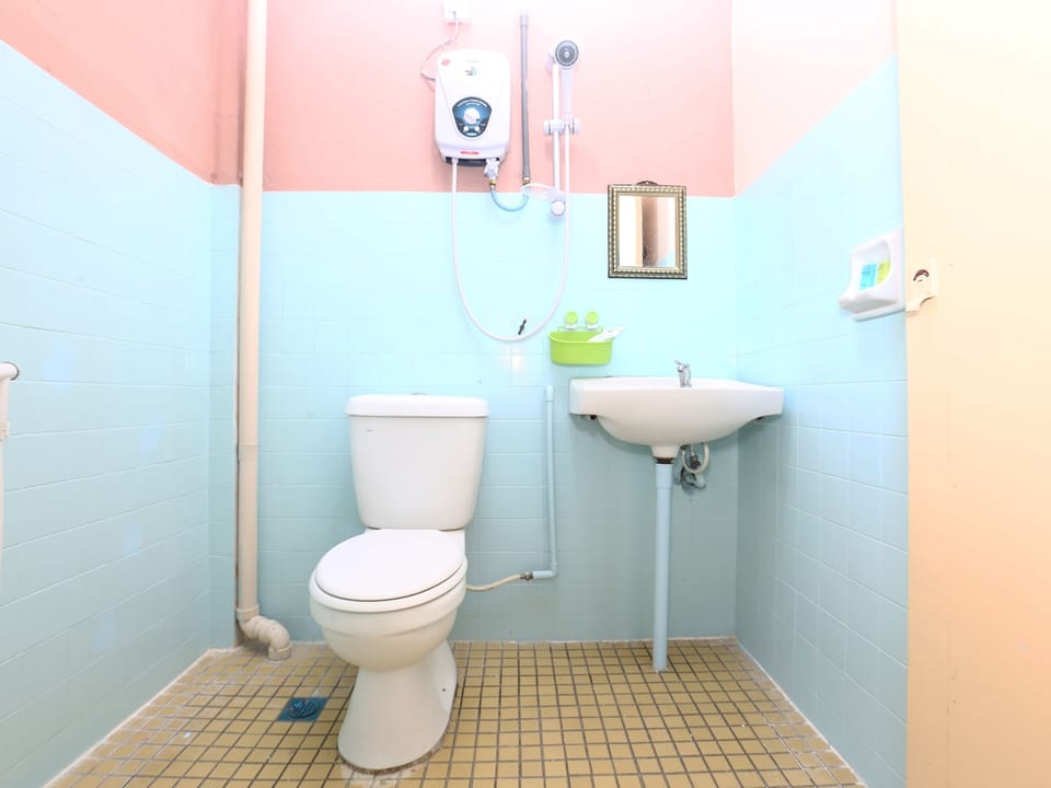Shower, rainfall showerhead, free toiletries, bidet