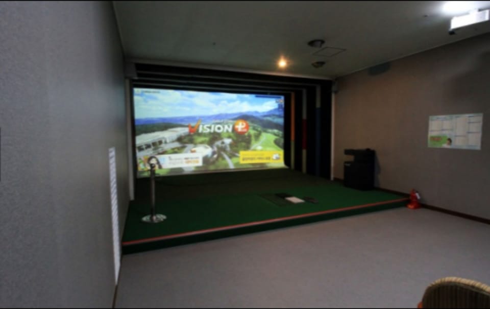 Indoor golf driving range
