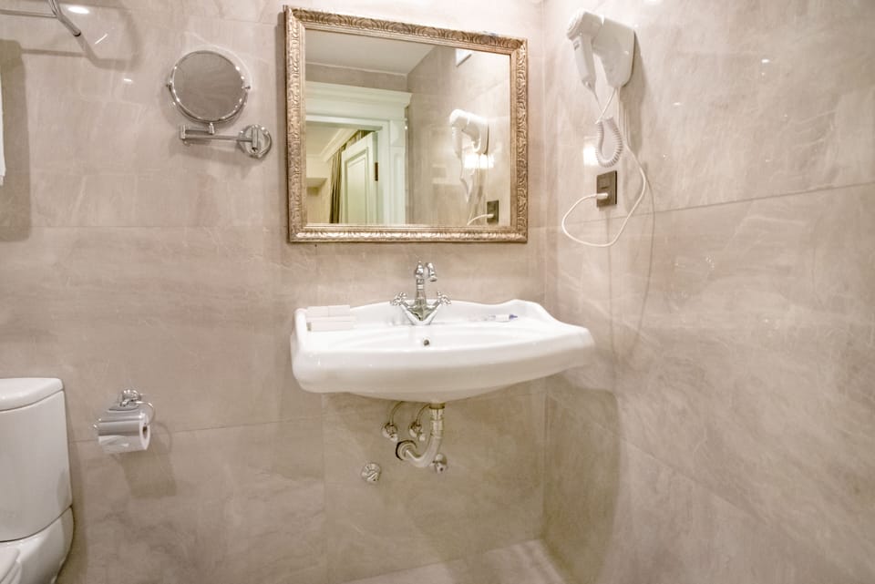 Deluxe Double or Twin Room, City View | Bathroom | Shower, free toiletries, hair dryer, slippers