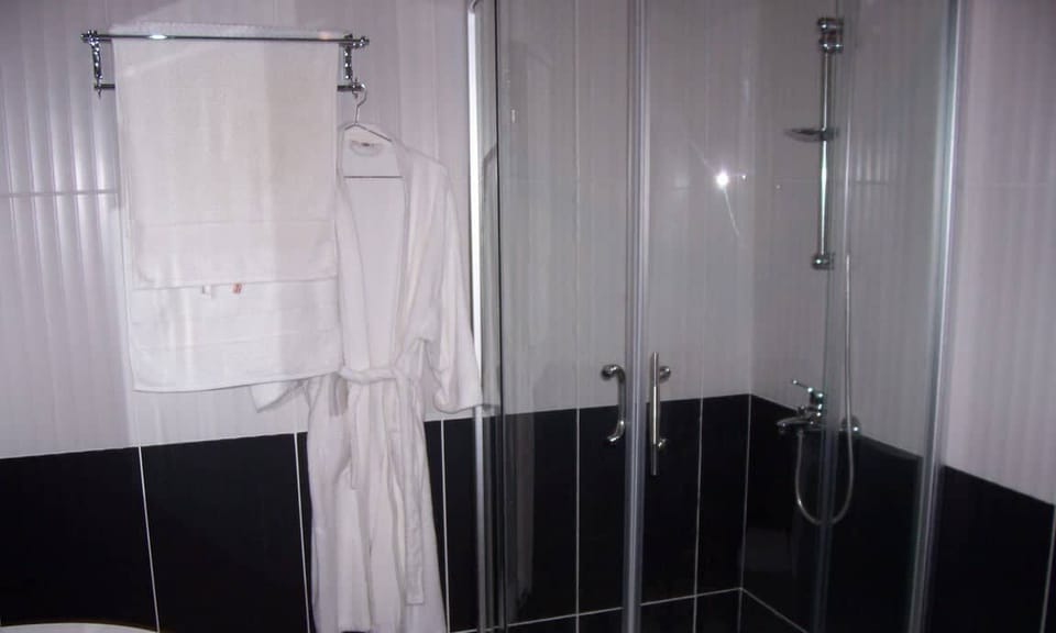 Family Cottage, 1 Bedroom | Bathroom shower