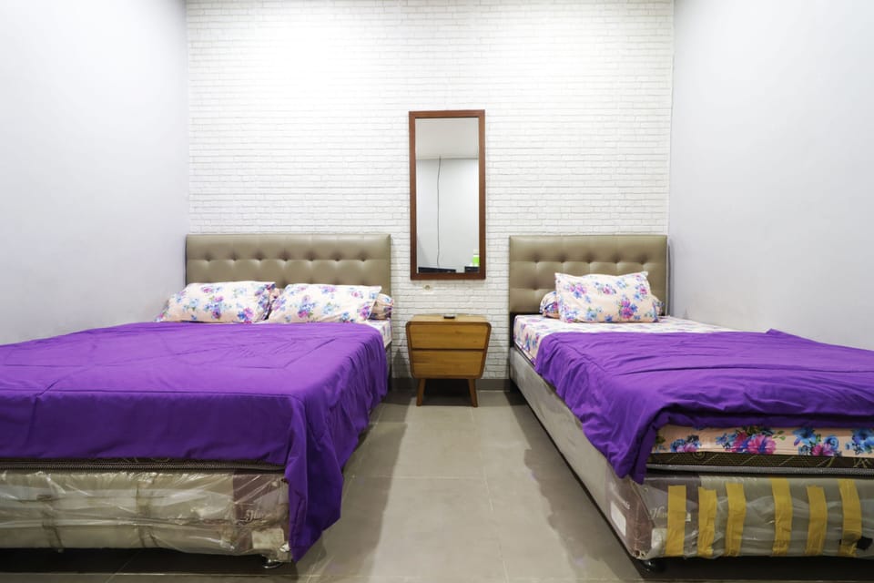 Triple Room | Laptop workspace, bed sheets