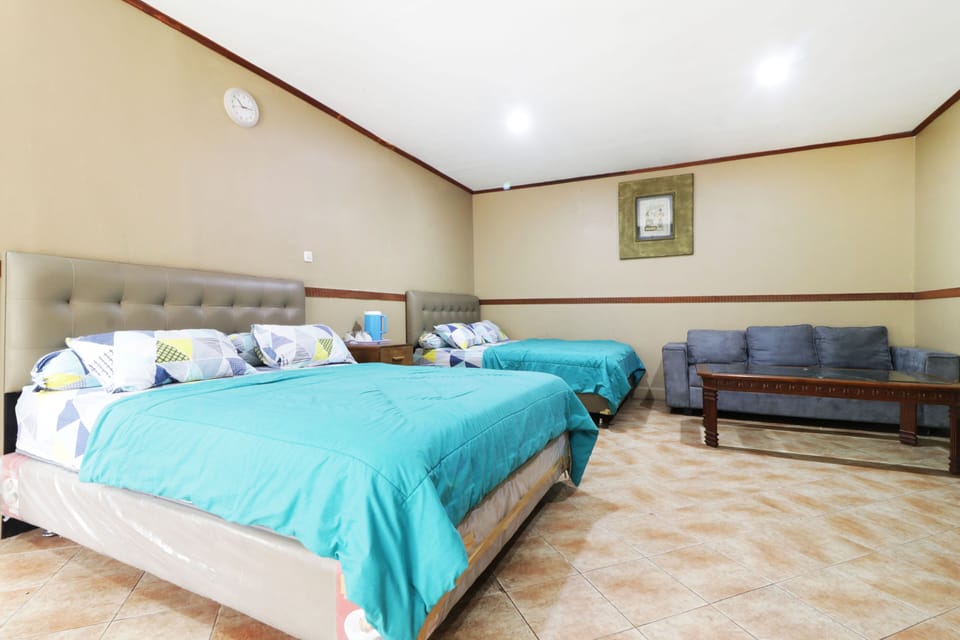 Family Room | Laptop workspace, bed sheets