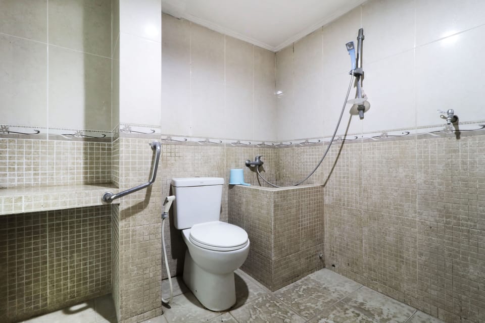 Family Room | Bathroom | Shower, rainfall showerhead, towels