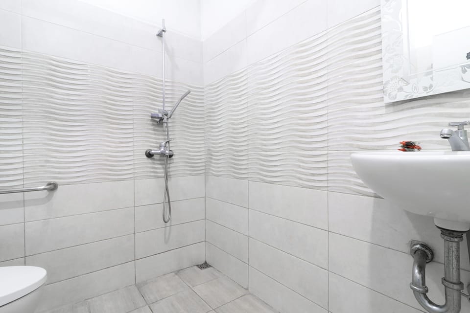 Triple Room | Bathroom | Shower, rainfall showerhead, towels