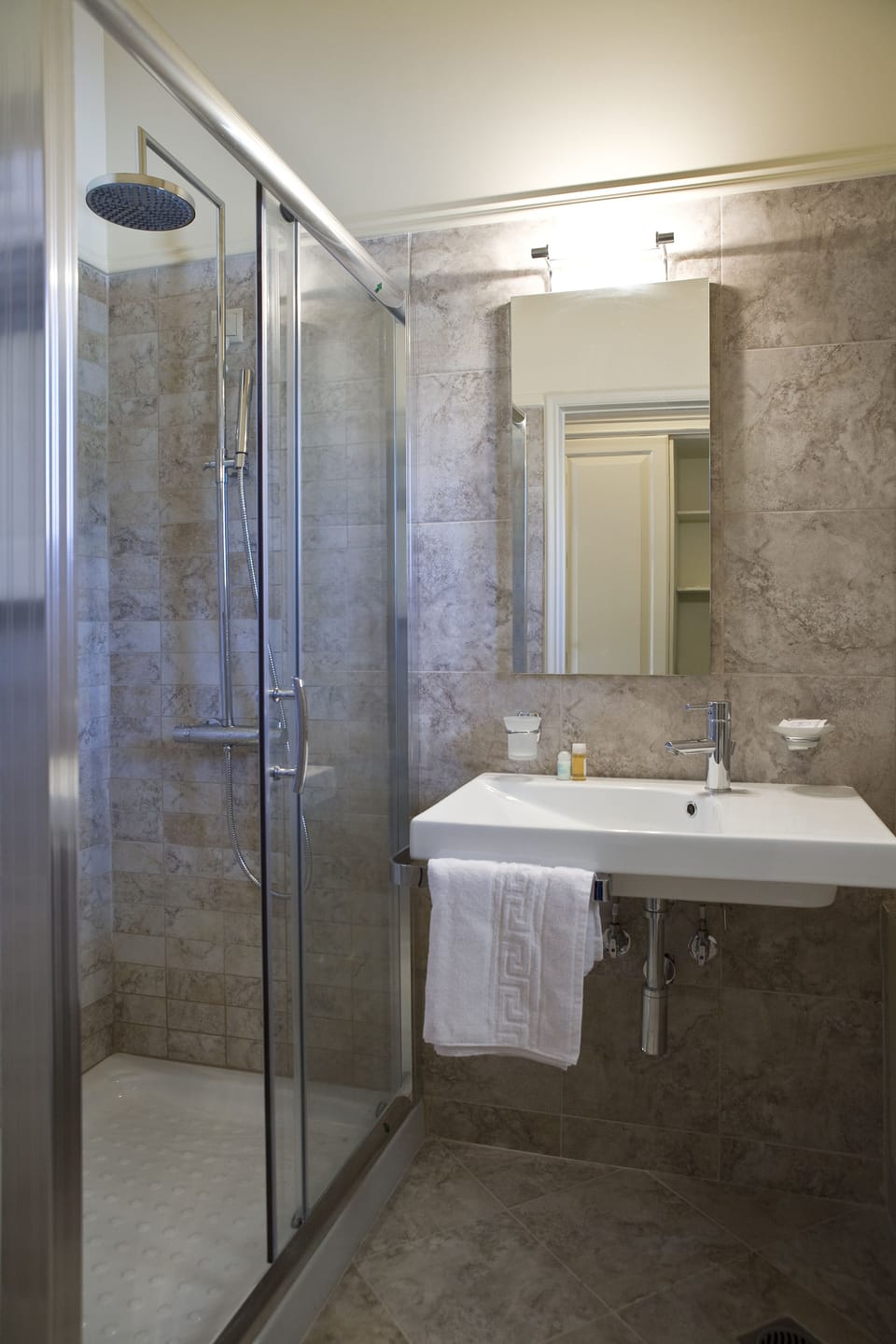 Premium Double or Twin Room | Bathroom | Rainfall showerhead, free toiletries, hair dryer, bathrobes