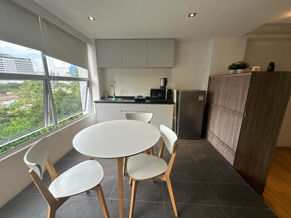 Family Studio Suite | Private kitchen | Full-size fridge, microwave, cookware/dishes/utensils, freezer