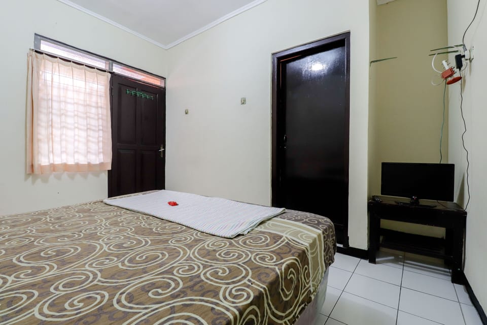 Double Room | Desk, free WiFi, bed sheets