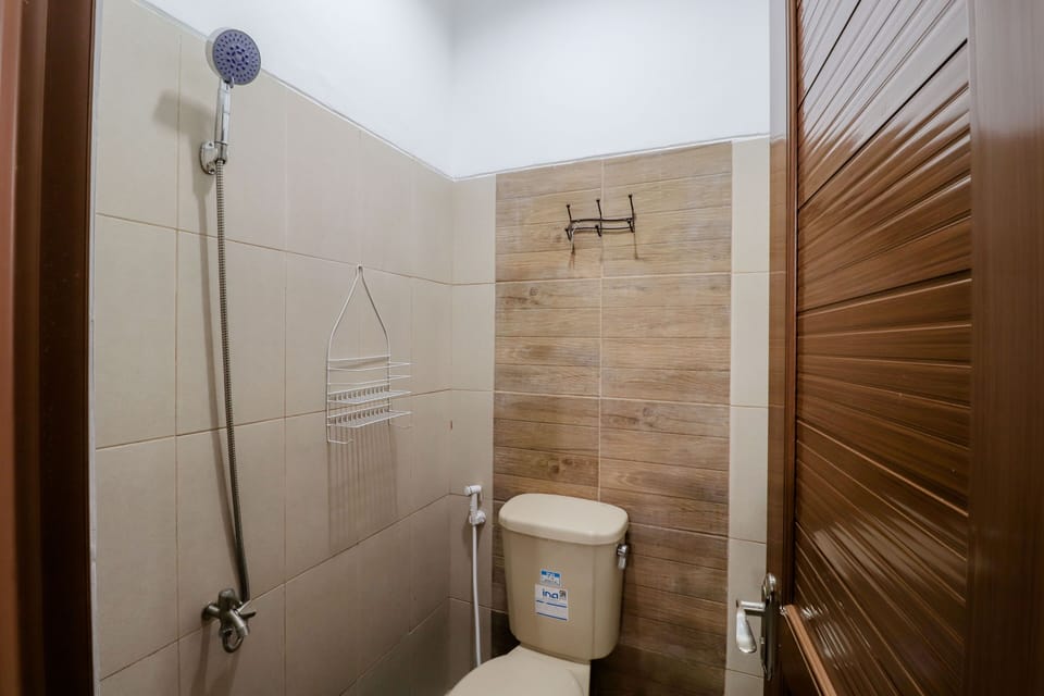Standard Double Room | Bathroom shower