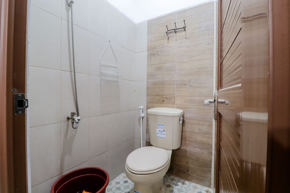 Standard Double Room | Bathroom | Shower, towels