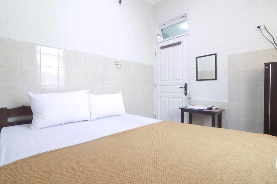 Desk, laptop workspace, free WiFi, bed sheets