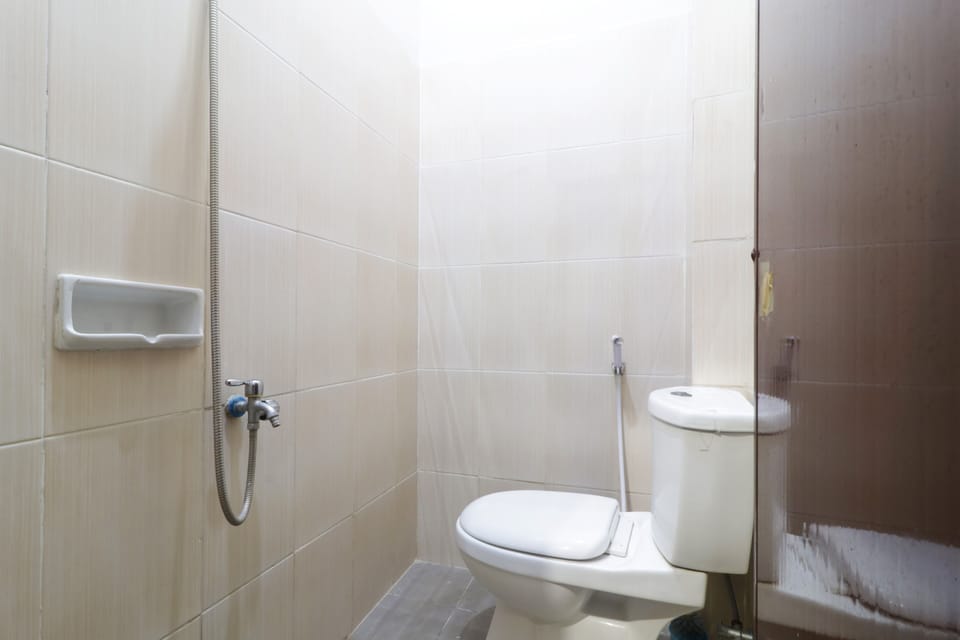 Deluxe Room | Bathroom | Shower, rainfall showerhead, free toiletries, towels