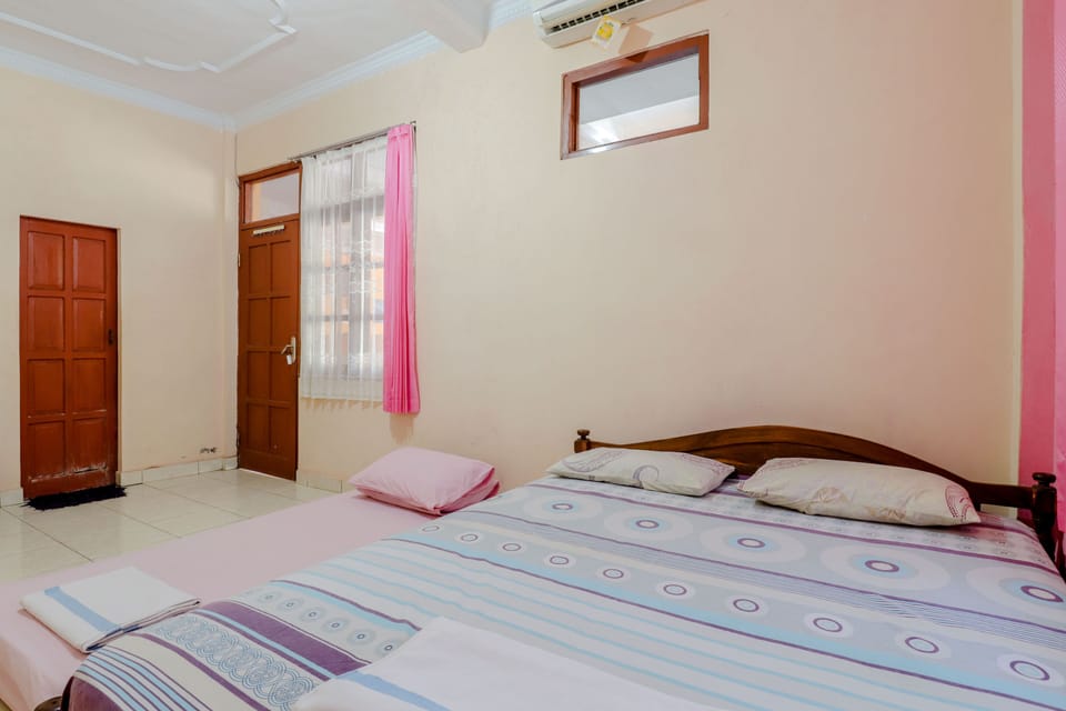 Deluxe Triple Room | Desk