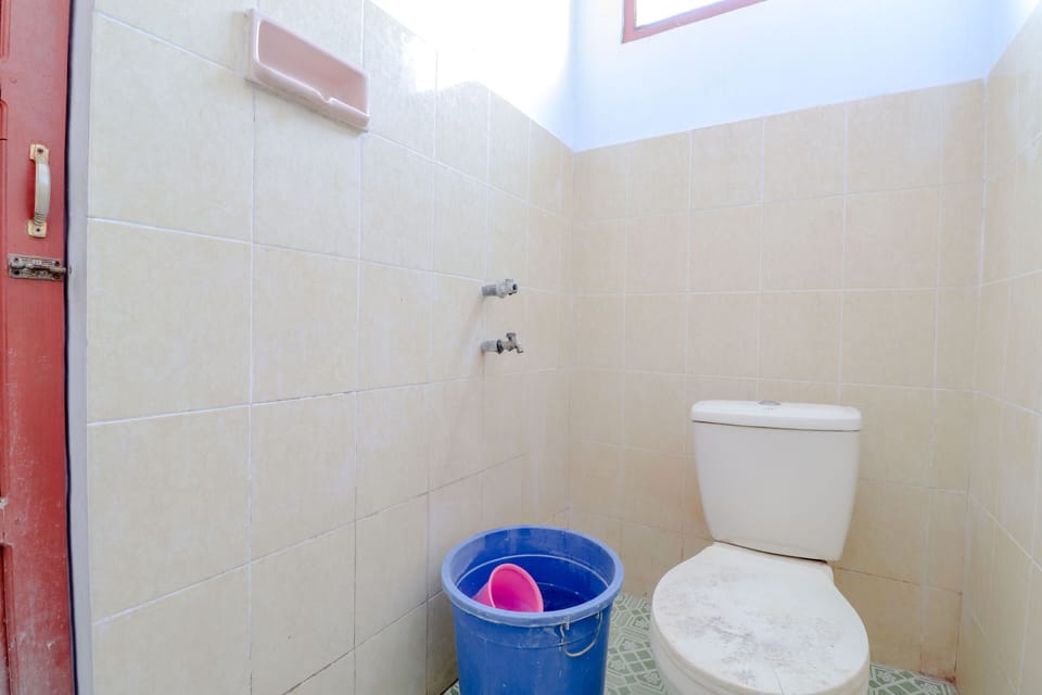 Superior Triple Room | Bathroom | Shower, towels