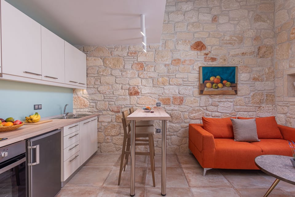 Fridge, oven, stovetop, coffee/tea maker