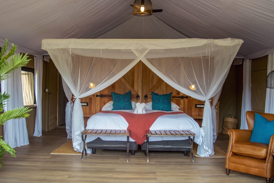Luxury Tent | In-room safe, desk, WiFi (free), bed sheets